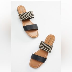 NWOT Maurice’s Black and Tan strap sandals, size 8